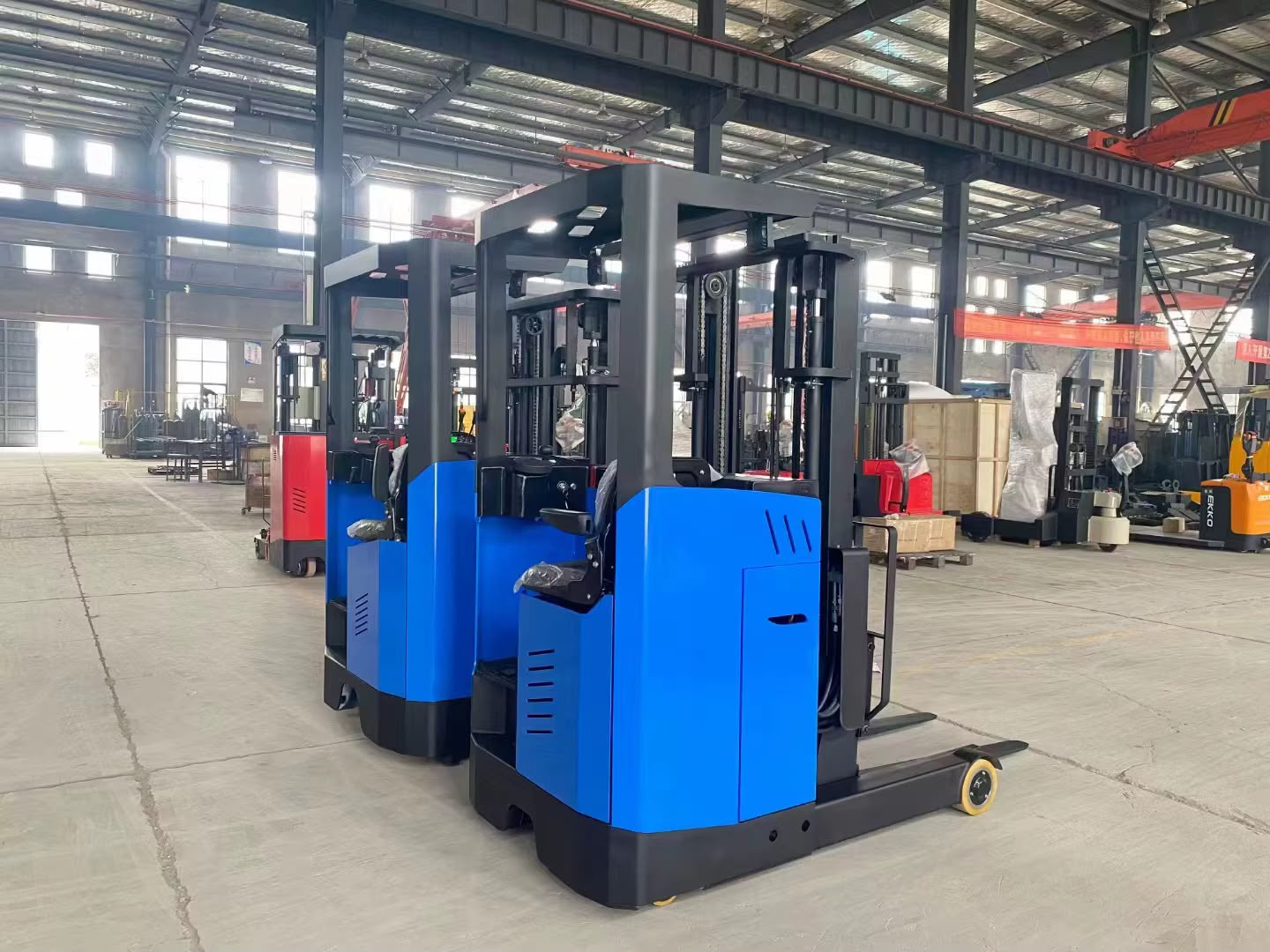 Equipos de elevación azules dentro de una fábrica