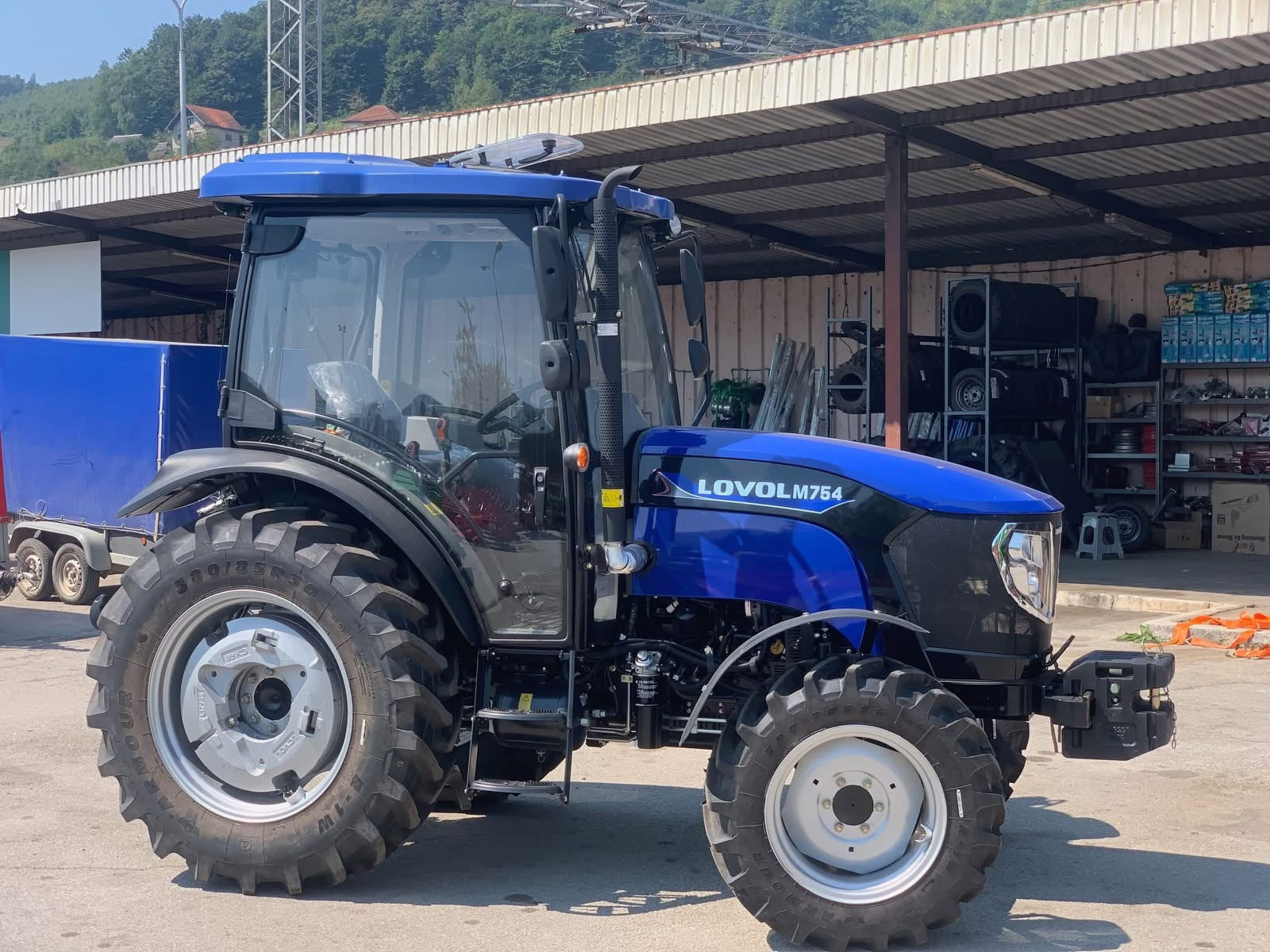 Tractor azul — vista lateral