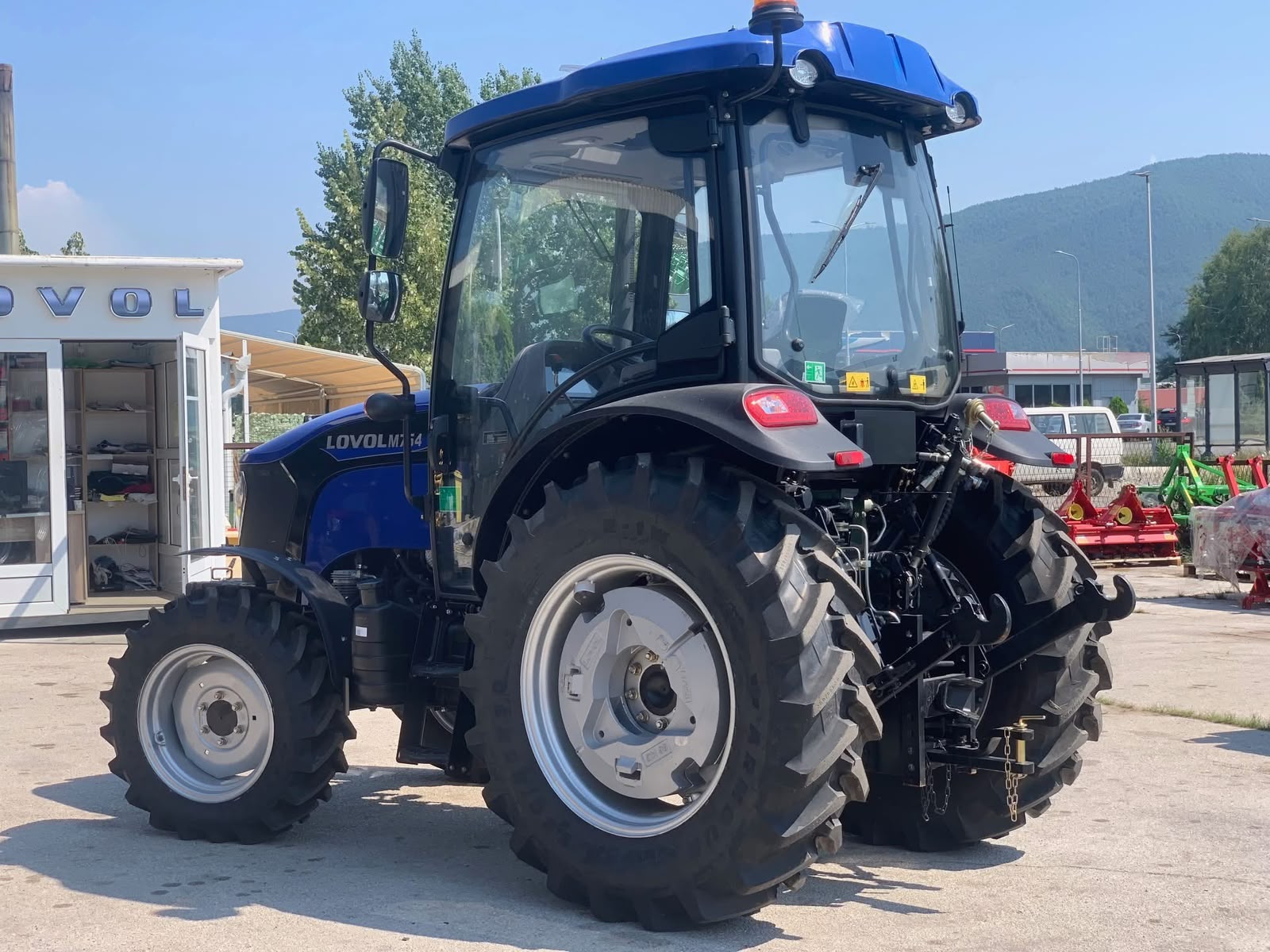 Tractor azul — vista posterior
